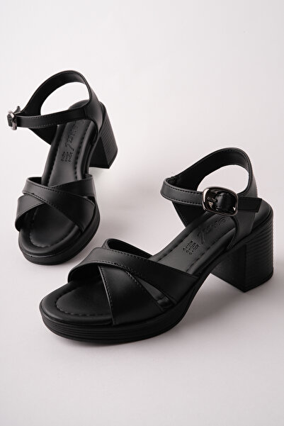 Madam Tarz NVL-791 Σανδάλια με χοντρό τακούνι και χιαστί λουράκια