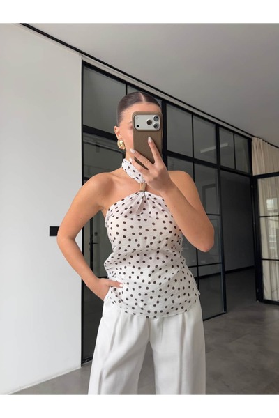 BB Bensu Buyruk ΛΕΥΚΗ ΜΠΛΟΥΖΑ ΜΕ ΠΟΥΑΝΤΕΛΑ ΚΑΙ ΧΡΥΣΑ ΑΞΕΣΟΥΑΡ