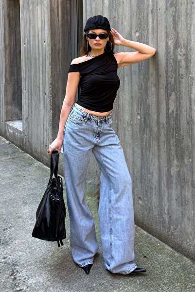 bases. Τζιν με φαρδιά μπατζάκια στη μέση της μέσηςμέσης              της μέση