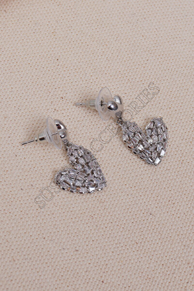 Süspüs Accessories أقراط فضية مرصعة بحجر الباجيت مع قلادة على شكل قلب