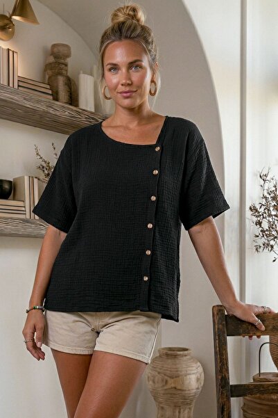 Chiccy Μαύρη ασύμμετρη μπλούζα με γιακά, κοντό μανίκι, με κουμπιά, casual υφα...