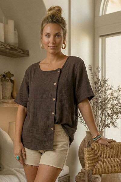 Chiccy Καφέ ασύμμετρο γιακά με κοντό μανίκι και κουμπιά, casual υφαντή μπλούζ...
