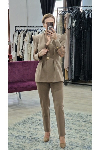 OEM Elegant Beige Two-Piece Set with Lace Sleeves – Chic Women's Outfit