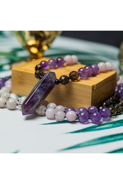 Ezera Tanay, Κολιέ Μάλα 108 με διπλό άκρο αμέθυστου και χάντρες κουνζίτη, θερ...