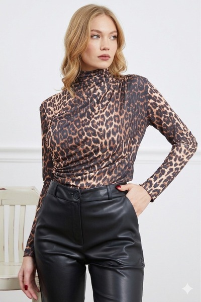 Fulla Moda Μπλούζα με σχέδιο λεοπάρ και ντραπέ γιακά