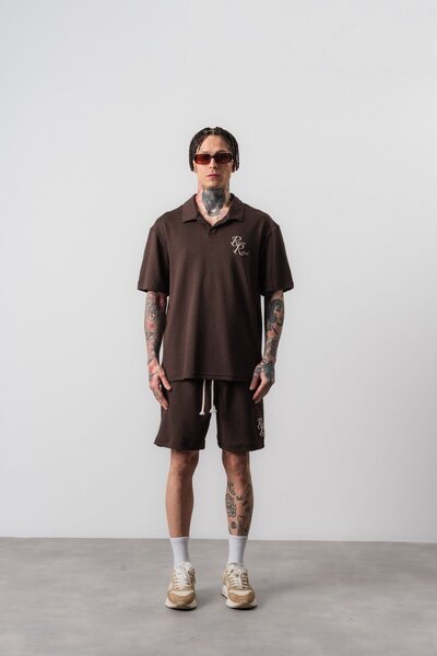 Respire طقم شورت تي شيرت رجالي من Erlined بقصة عادية وطباعة مكتوبة باللون البني