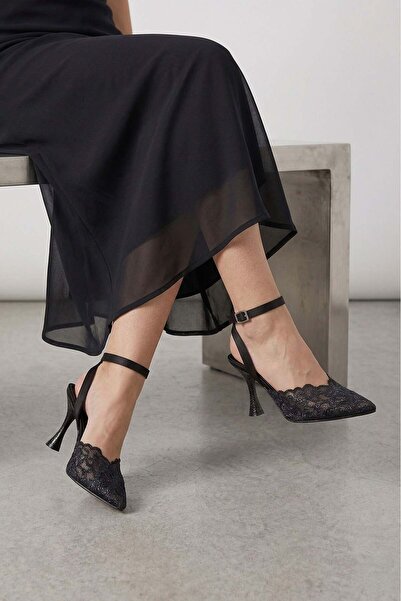 Modezya Γυναικεία παπούτσια με τακούνι σε μαύρο ρουμπίνι με δαντέλα και λουρά...