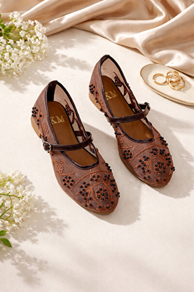 KM shoes حذاء باليه نسائي بني مطرز بالأحجار - حذاء كاجوال أنيق بتصميم عتيق