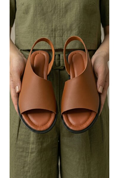 Beyond Γυναικεία δερμάτινα σανδάλια με ανοιχτό μπροστινό μέρος σε ταμπά απόχρ...