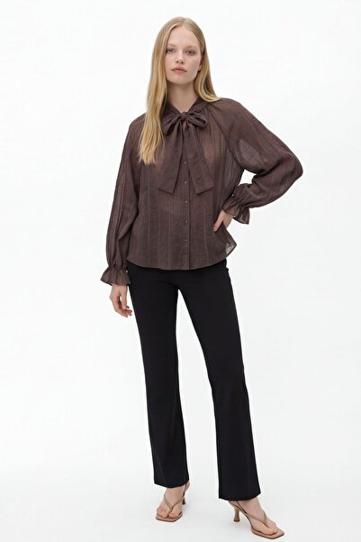 Quzu Διαφανής μπλούζα με δεμένο γιακά σε καφέ χρώμα