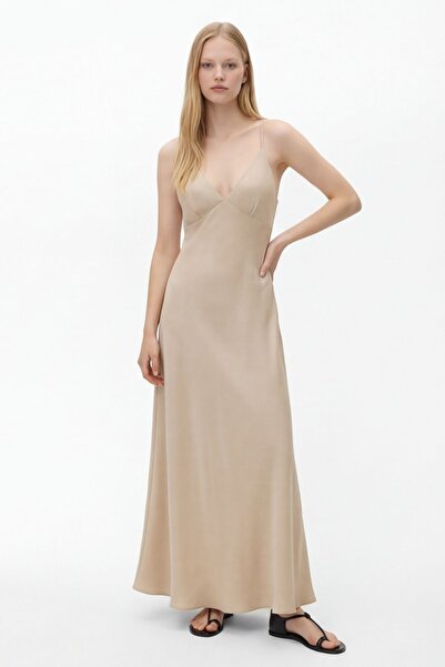 Quzu Μακρύ φόρεμα με λαιμόκοψη V και χιαστί λουράκια, σε χρώμα πέτρας