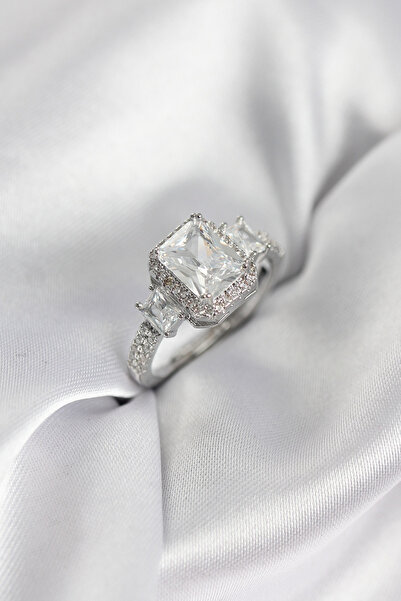Butik Gümüş Renk Kare Baget Zirkon Taşlı Tek Taş Model Kadın Yüzük