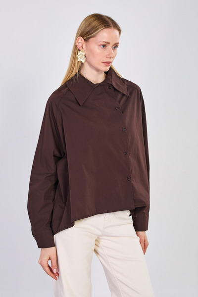 BARRELS AND OIL Γυναικείο πουκάμισο με κουμπιά στο πλάι και μυτερό γιακά σε μ...