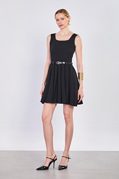 BARRELS AND OIL Γυναικείο κοντό φόρεμα με χοντρές τιράντες και πιέτες - Μαύρο