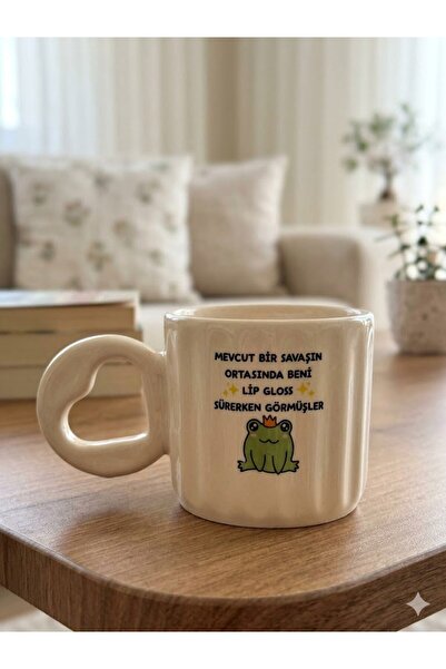 PALTO TASARIM In the Middle of War, They Saw It While Applying Lip Gloss Prin...