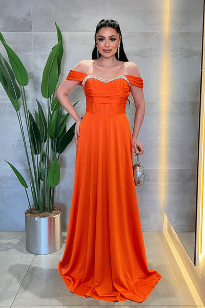 giyimmasalı Βραδινό φόρεμα από σατέν ύφασμα με λεπτομέρεια από πέτρα Balen - ...