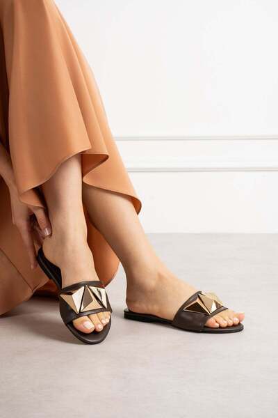 ShoeTek Γυναικείες παντόφλες Linsa από δέρμα σε καφέ απόχρωση με πέτρες