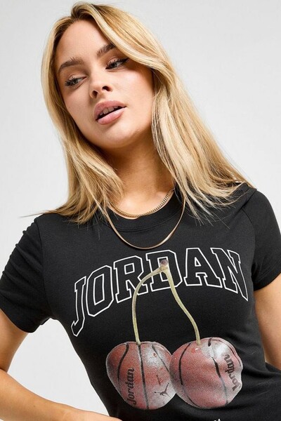 Nike Jordan Brooklyn'Cherry' Γυναικείο μπλουζάκι με στενή εφαρμογή, κοντομάνι...