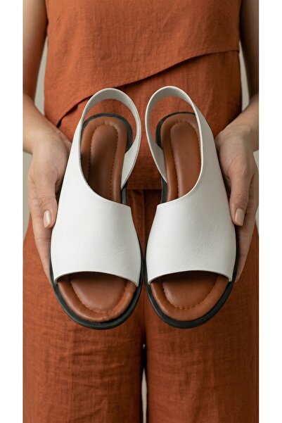 Beyond Γυναικεία Λευκά Δερμάτινα Σανδάλια με Ανοιχτό Μπροστινό Μέρος 1cm BYND...