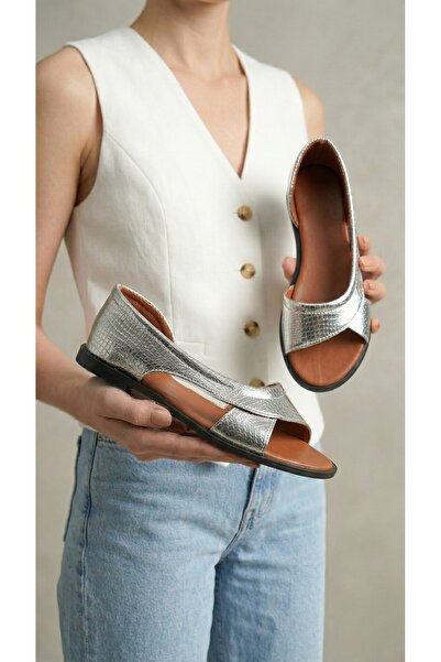 Beyond Γυναικεία ασημένια ανοιχτά σανδάλια από λουστρίνι 1cm BYNDPWR05