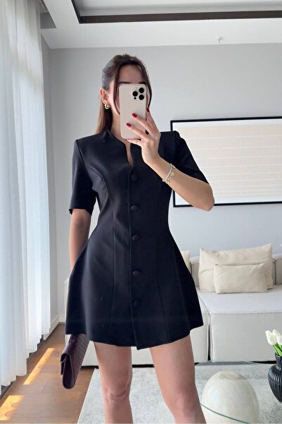 LOKADI Μαύρο μίνι φόρεμα με λαιμόκοψη V και κουμπιά μπροστά, με εμφάνιση διπλ...