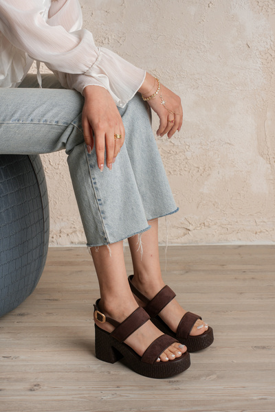 MERETTO By Akıl Σανδάλια Areliz από σουέντ με χοντρό τακούνι