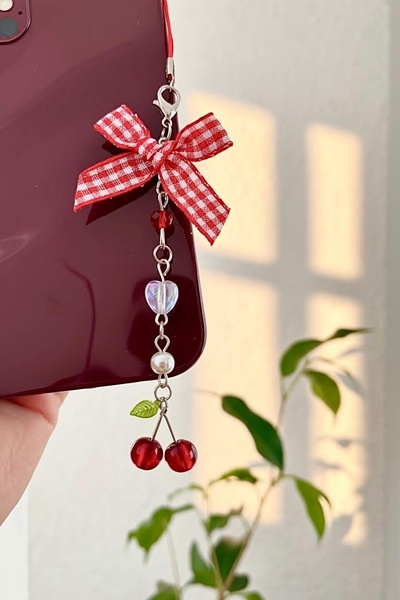 bohemian takı tasarim Kırmızı Ekose Fiyonklu Cherry Telefon Charmı
