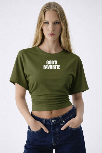 COMBİNE MİCHAİL Γυναικεία μπλούζα God's Favorite με στάμπα χακί σε στυλ crop