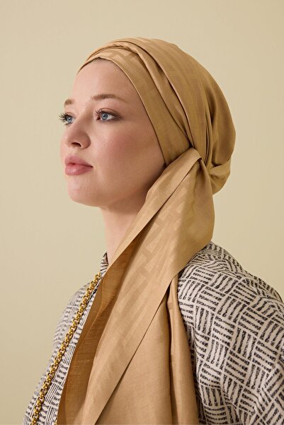 Imannoor شال حرير - كبير الحجم مع مونوغرام I - بيج