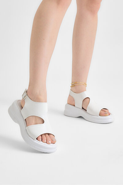 Tonny Black Γυναικεία λευκά άνετα σανδάλια με επίπεδη αγκράφα