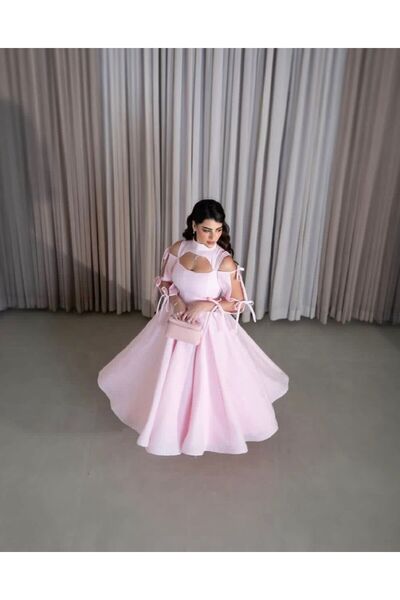 Mira Soft and Elegant Evening Dress, the Smooth Material Gives You a Sense of Strong Femininity and Softness.