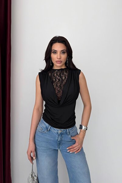 RB CLUB Μαύρη μπλούζα με δαντέλα και λεπτομέρειες, με λαιμόκοψη και μανίκια μ...