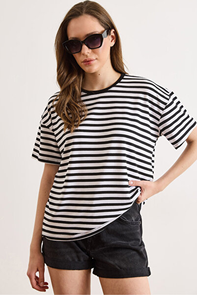 Olalook Γυναικείο μαύρο μπλουζάκι με ριγέ λαιμόκοψη και βασική ρευστή εφαρμογ...