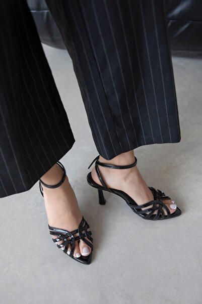 STRASWANS Γυναικεία λουστρίνια σανδάλια με τακούνι Cielo σε μαύρο χρώμα