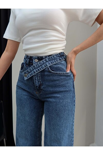 ESRAHELVACI Τζιν με φαρδιά μπατζάκια και λεπτομέρεια στην εγκάρσια μέση