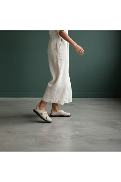 NE&VE SHOES Μπεζ βελούδινες γυναικείες άνετες παντόφλες Sabo με αγκράφα από σ...