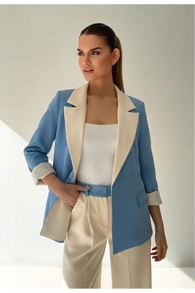 ossons Jachetă tip blazer cu garnitură în culori contrastante, pantaloni palazzo crem - albastru pastel, set pentru femei