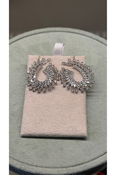 Cercei handmade Това е обеца с циркон и е родирана.