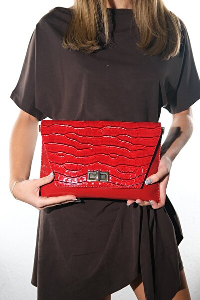 LuviShoes Γυναικεία τσάντα clutch από λουστρίνι με κόκκινο σχέδιο MAORI