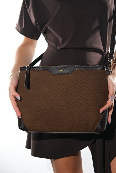 LuviShoes Γυναικεία τσάντα χιαστί PUIJA σε καφέ πλεκτό χρώμα