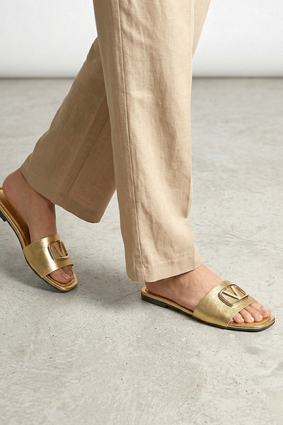 Gökhan Talay Γυναικείες παντόφλες Zeritha Dore με μεταλλική αγκράφα σε σχήμα V