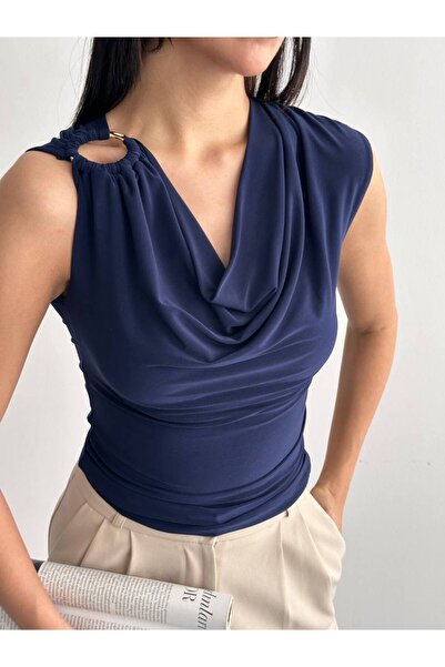 Butik Beyza Μπλούζα με δαχτυλίδι στον ώμο και γιακά Degaje