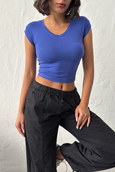 NEW JOURNAL Γυναικείο μπλουζάκι Saks με λαιμόκοψη V και κοντό μανίκι, σε στεν...