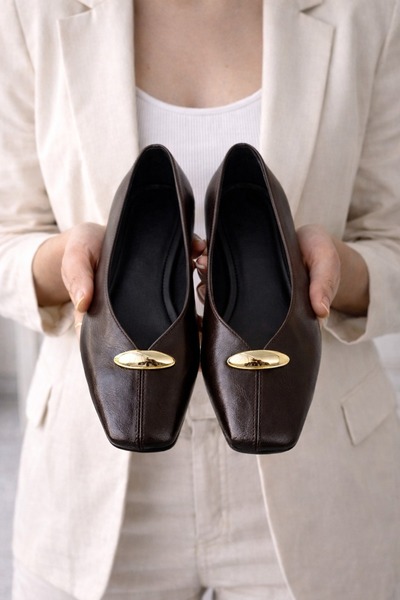 modastilin HELYN Γυναικεία παπούτσια μπαλαρίνας σε θυμματιστό καφέ χρώμα με χ...