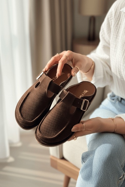 DİVOLYA Παντόφλες Doha Brown Suede με λεπτομέρεια λέιζερ, στρογγυλή μύτη και ...