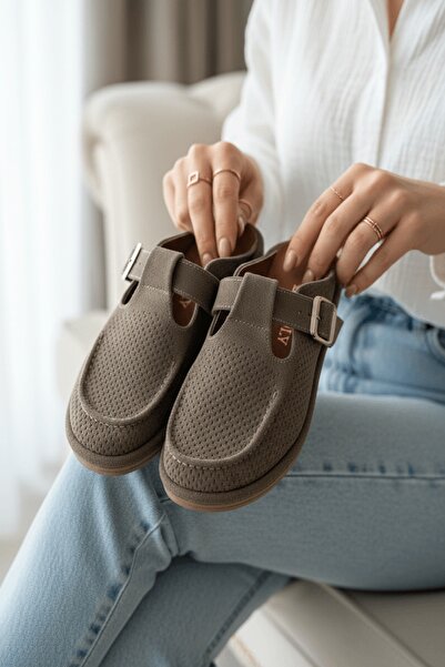 DİVOLYA Παντόφλες Doha Mink Suede με αγκράφα (με τακούνι 2 εκ.) με στρογγυλή ...