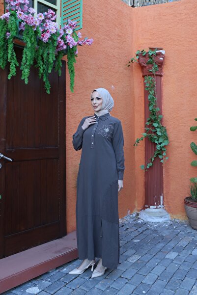 MODAMÜNASİP Υπέροχο λινό φόρεμα με διπλές τσέπες, λεπτομέρεια κεντήματος λουλ...