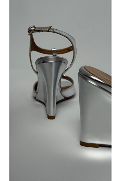 Naz Luxury Shoes حذاء نيسا بكعب عالٍ فضي اللون