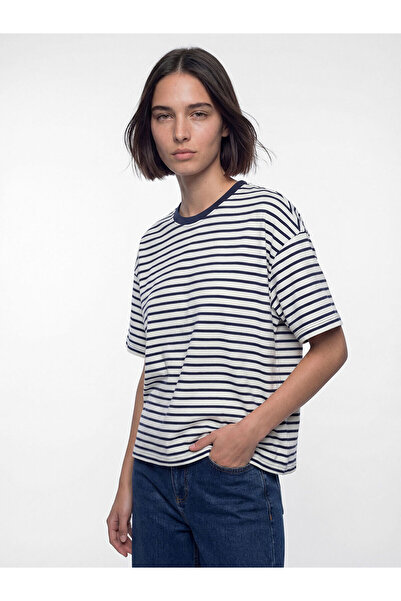 LC Waikiki YK PLUS Γυναικείο μπλουζάκι με ριγέ λαιμόκοψη και oversized γραμμή