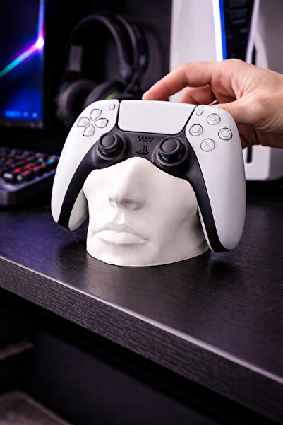 Root Made PS5 DualSense Oyun Kolu Standı İnsan Figürlü Dekoratif Gamepad Tutucu Siyah ve Beyaz Tasarım
